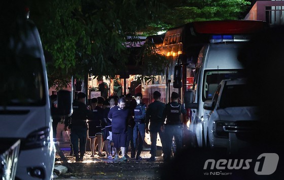 캄보디아 당국의 범죄단지 단속으로 적발돼 현지 유치장에 구금됐던 한국인들이 17일(현지시간) 캄보디아 프놈펜 이민청에서 태초국제공항으로 이동을 위해 버스를 탑승하고 있다.