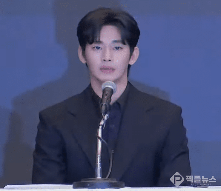 배우 김수현이 지난 3월 31일 오후 서울 상암동 스탠포드 호텔에서 열린 '사생활 논란' 관련 기자회견에서 입장을 밝히고 있는 모습